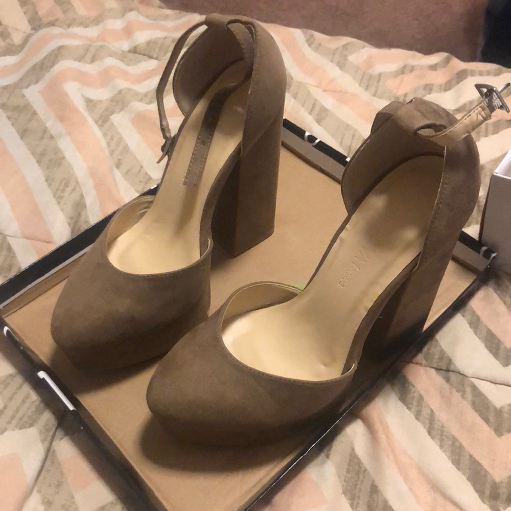 Heels - Picture 2 of 3